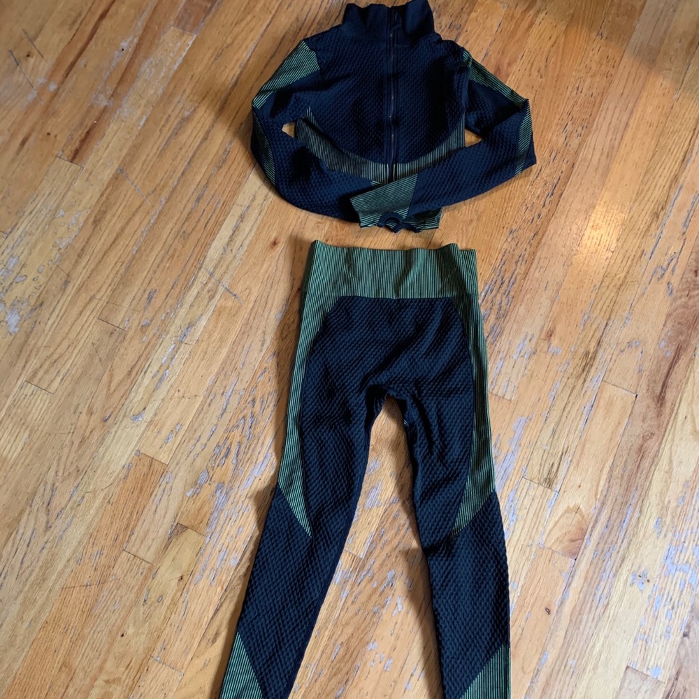Workout turtleneck crop and legging set